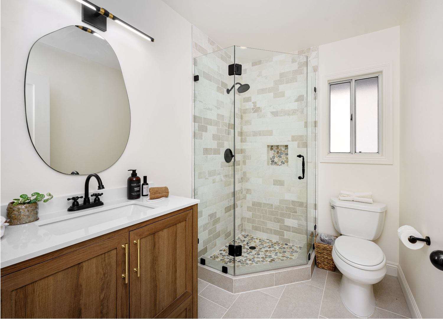 Ett fint badrum med trälådor.