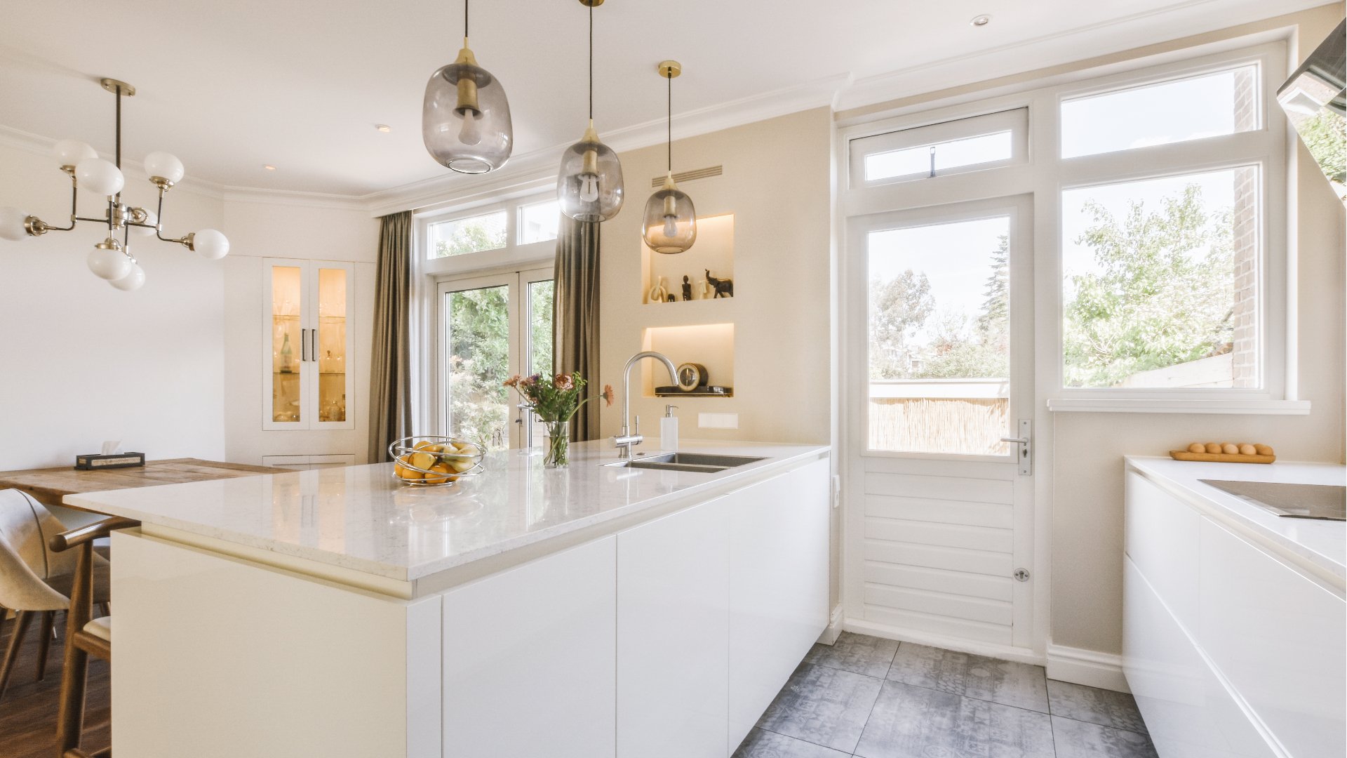 Ett rymligt och nyrenoverat kök. 