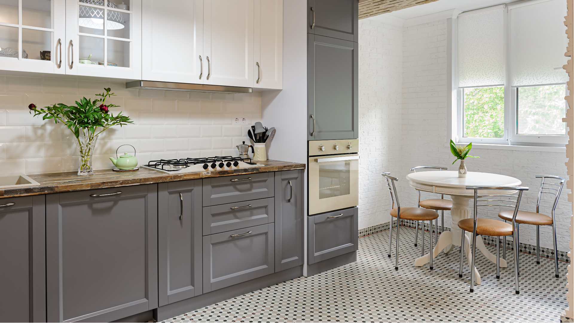 Ett grått och vitt kök efter köksrenovering i Uppsala. 