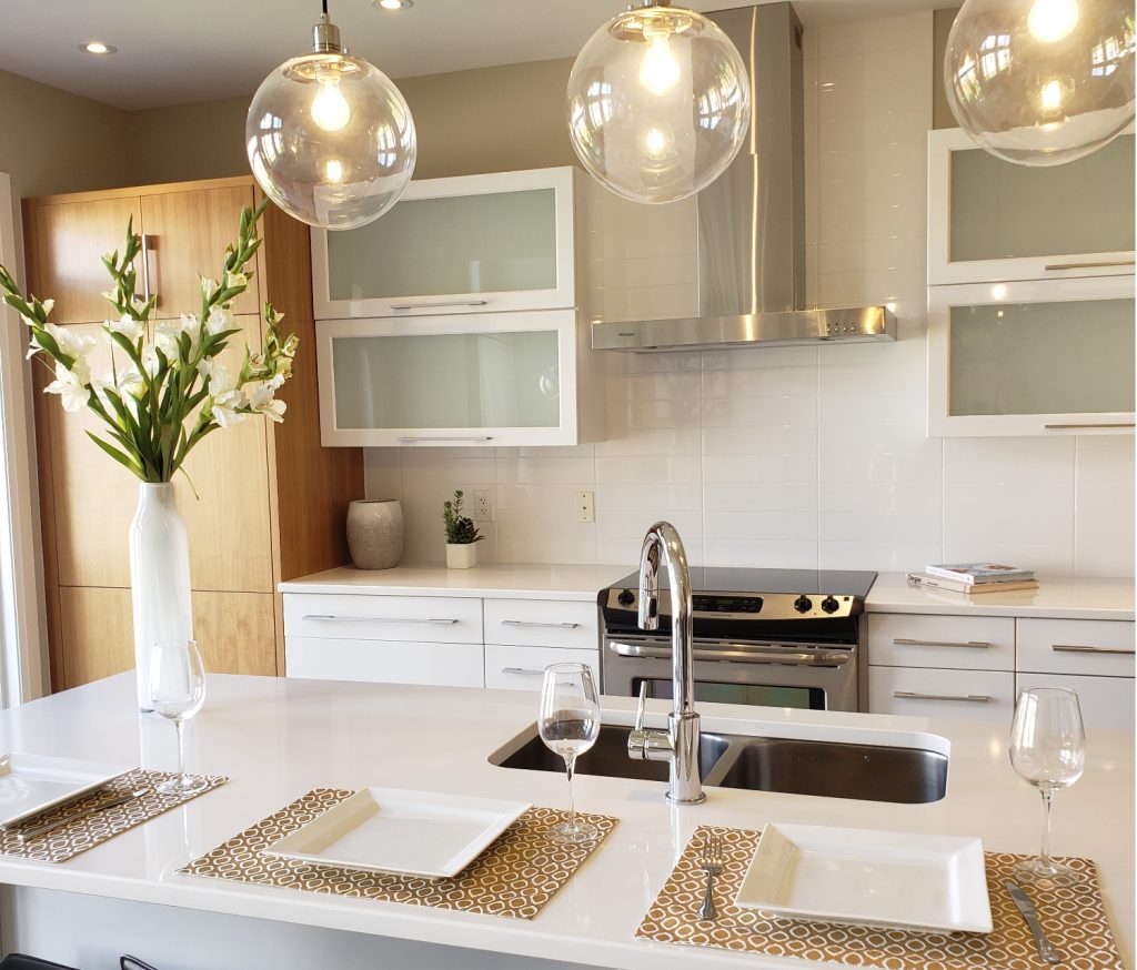 Ett exempel på ett kök i trä och vit målning.