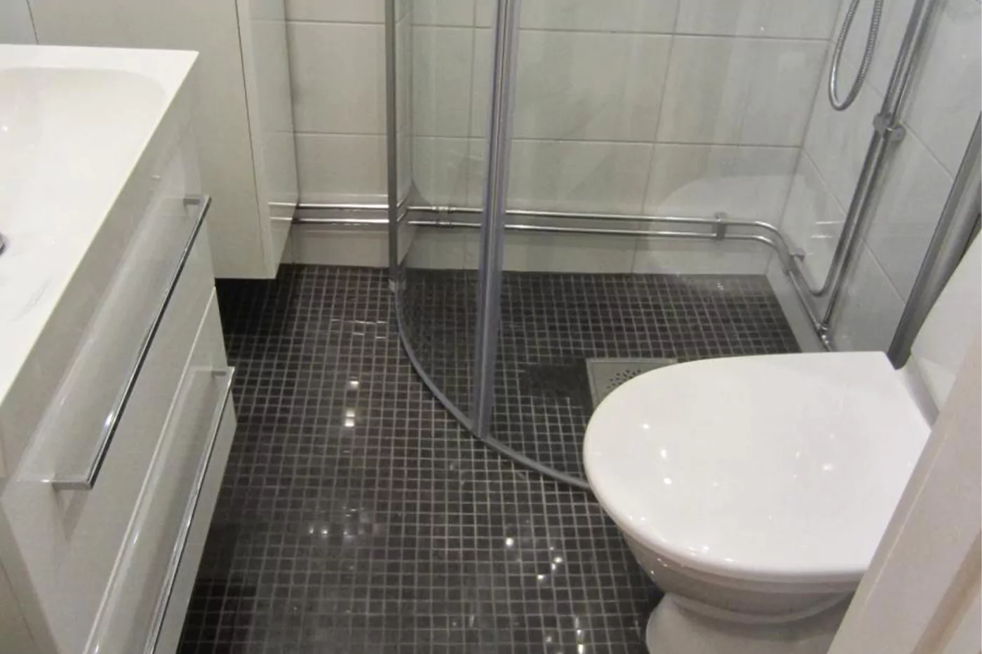 Golvet efter badrumsrenovering i Uppsala.