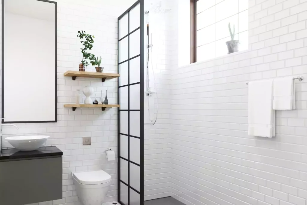 Ett renoverat badrum med vita färger.