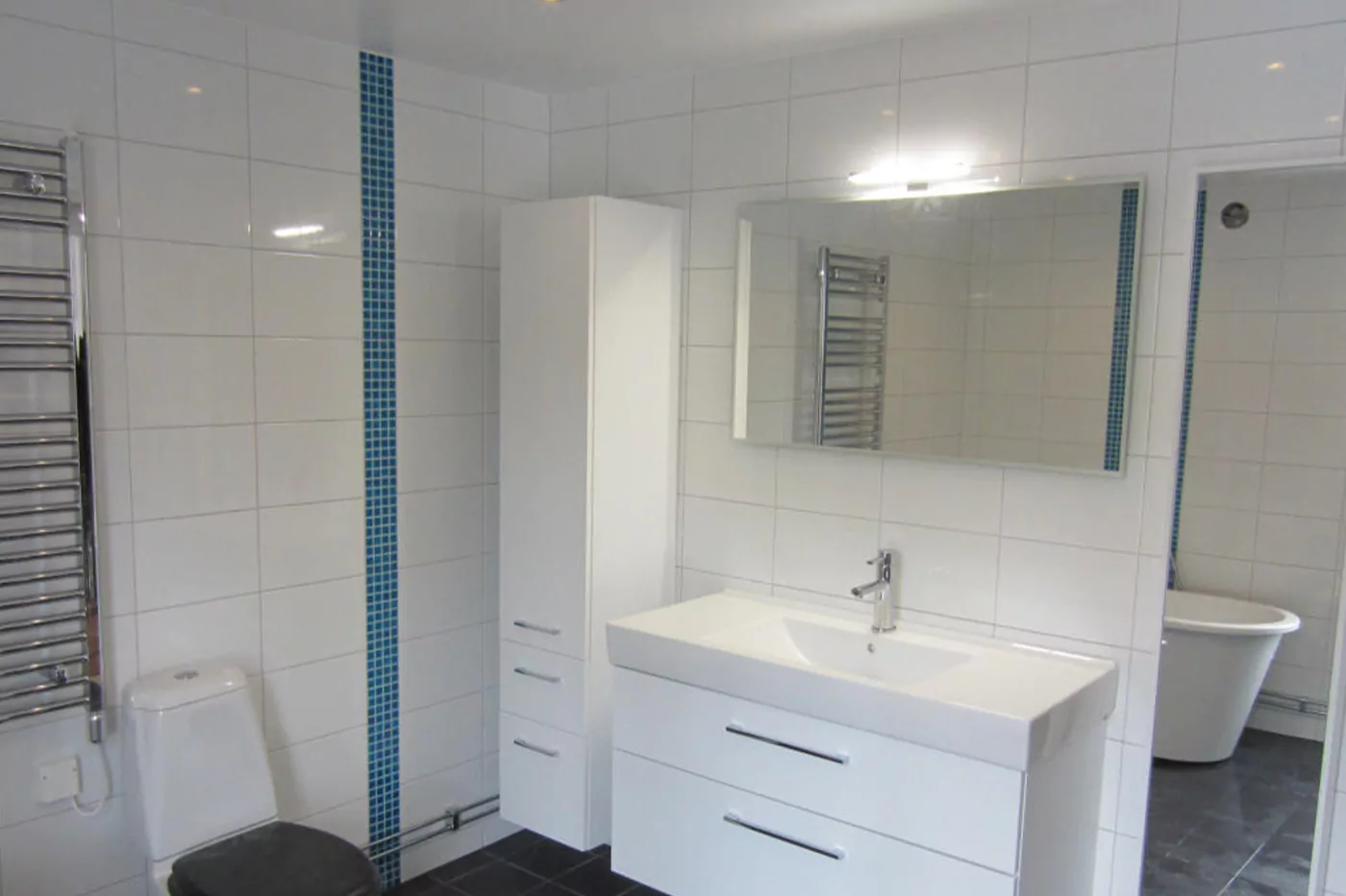 Ett badrums med dusch och rinnande vatten