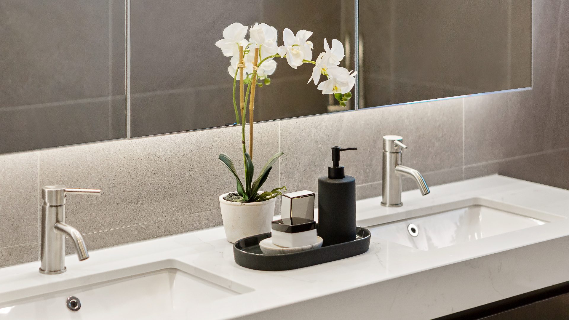 En blomma på ett bord i ett badrum.