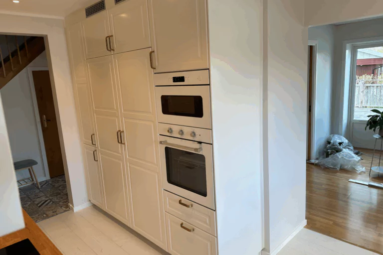 Ett öppet kök i en lägenhet.