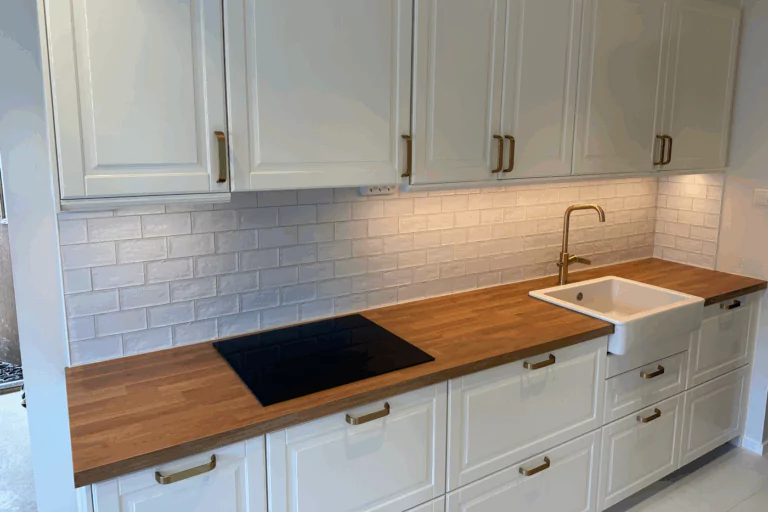 Ett vitt och fint kök med trä på. 