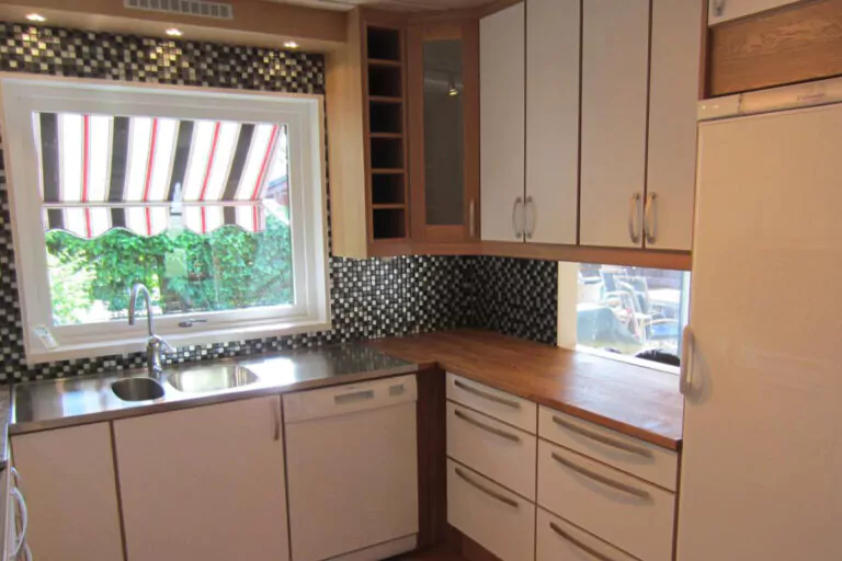 Ett mysigt kök med fönster. 