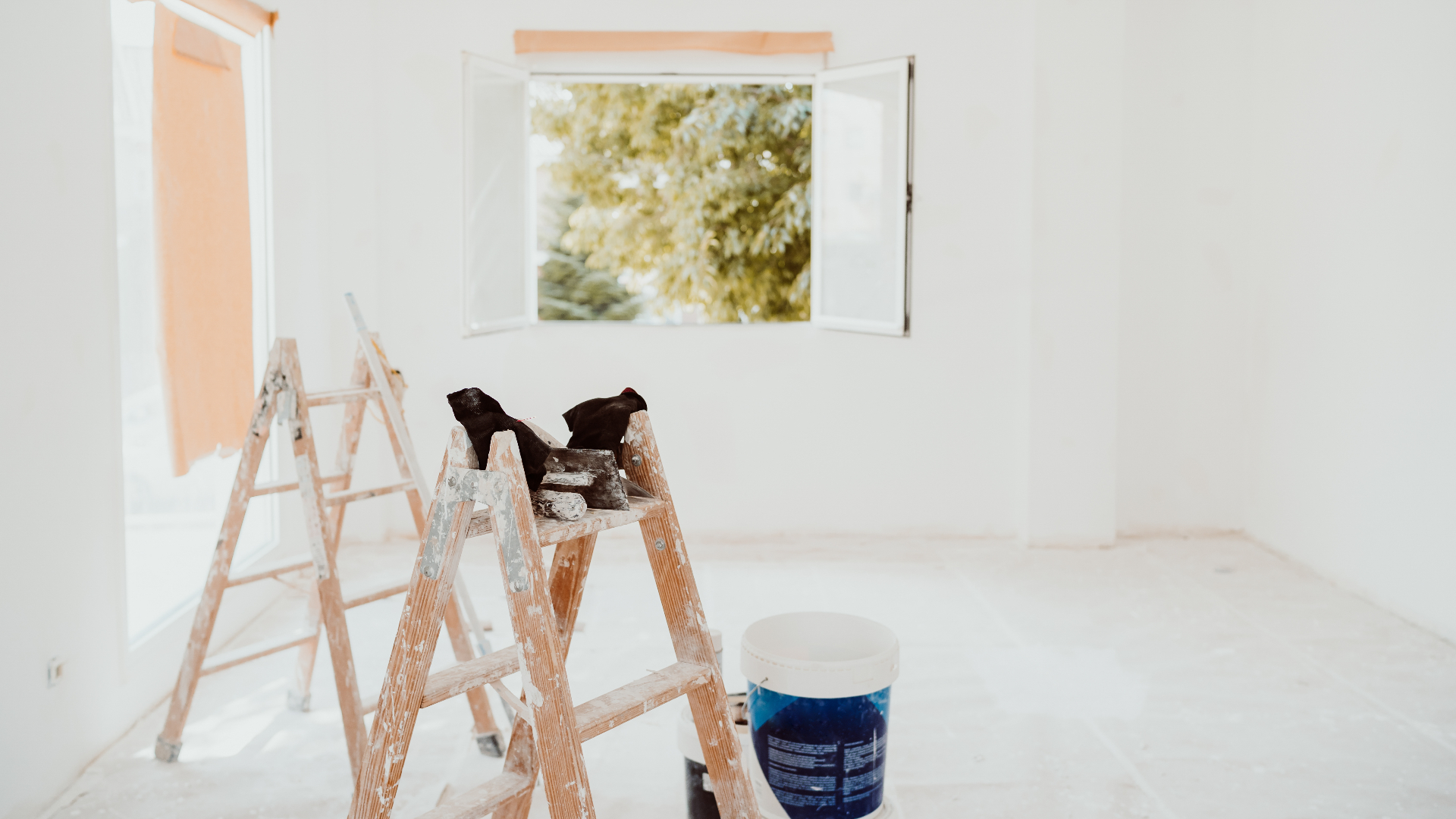 Målare i Uppsala målar i ett rum.