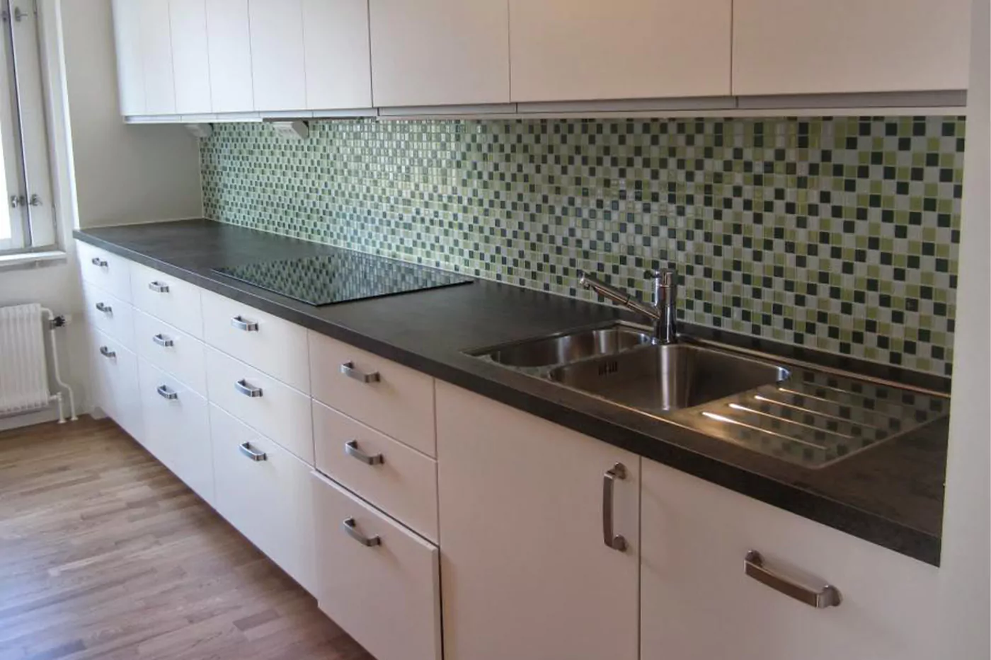 Enn kök med gröna väggar