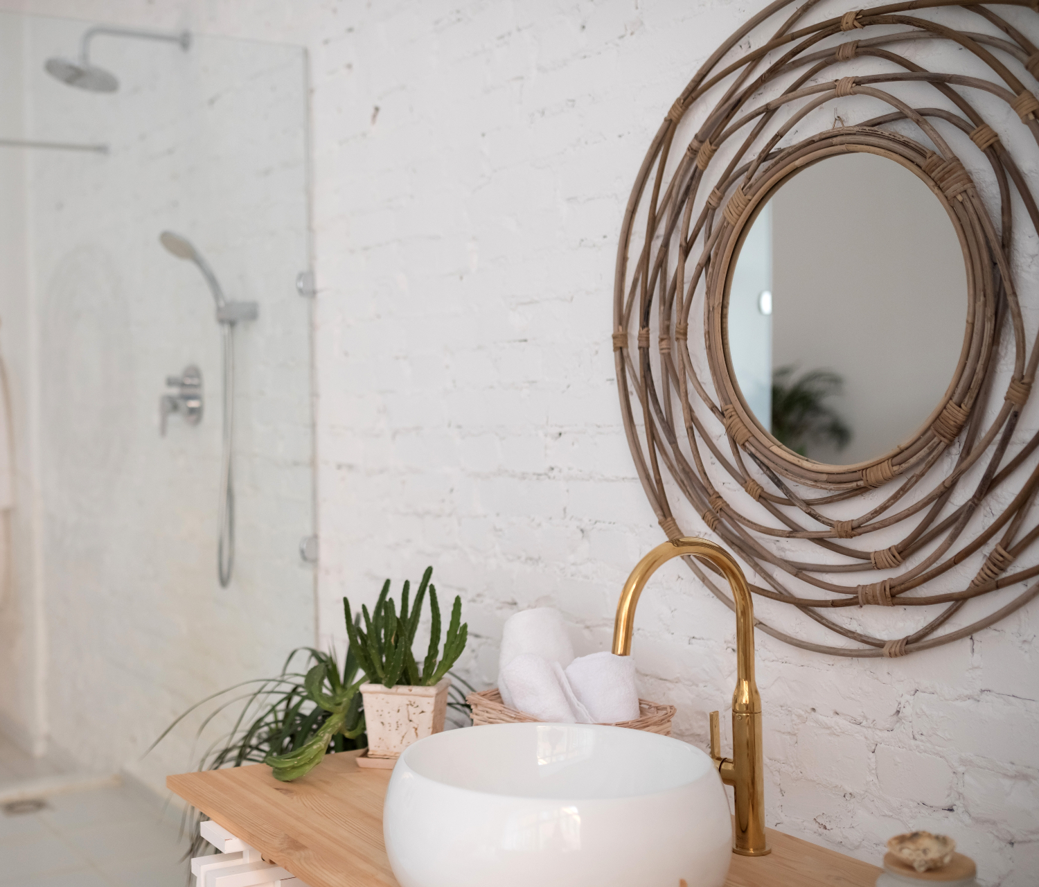 Ett fint badrum med spegel och dusch.