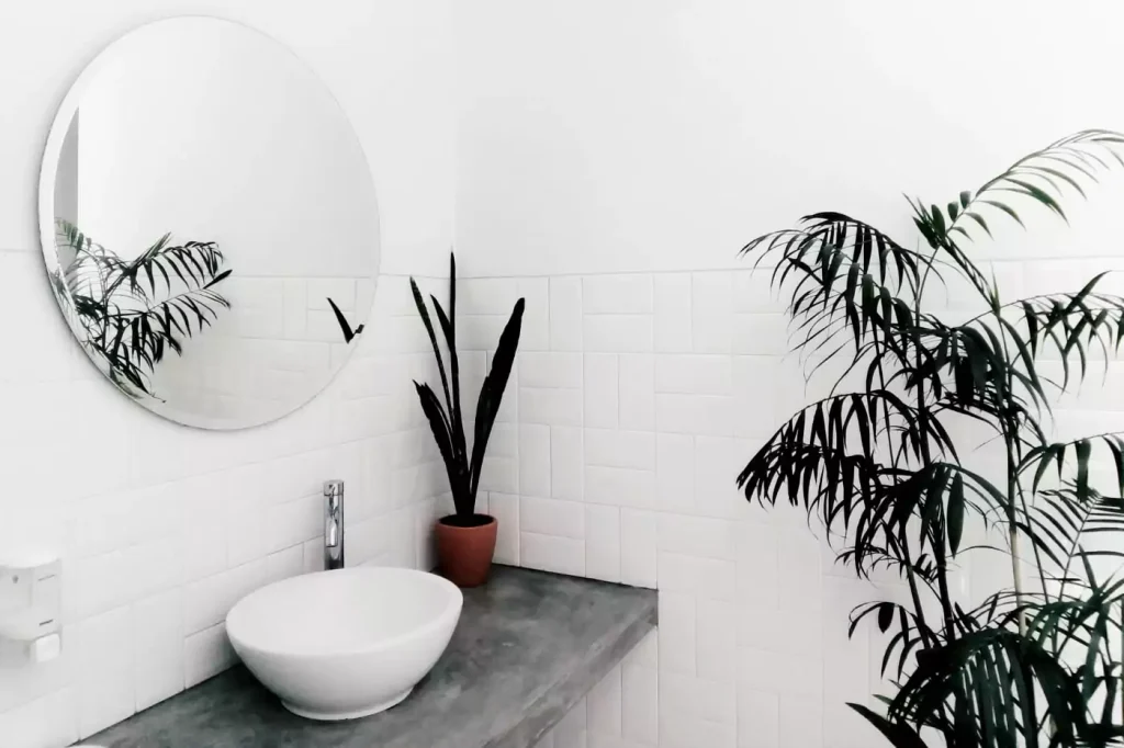 Ett nytt och fint badrum i vitt.