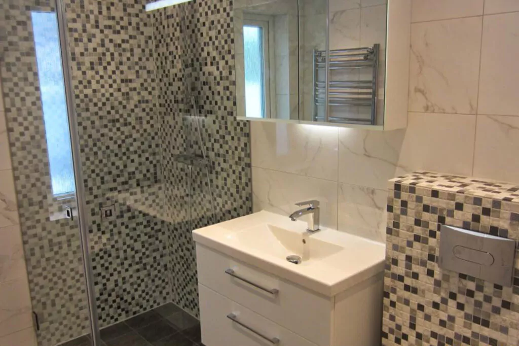 Badrumsrenovering i Uppsala på ett litet badrum.