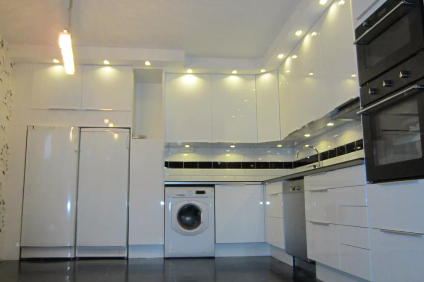 Nyrenoverat kök kombinerat med badrum. 