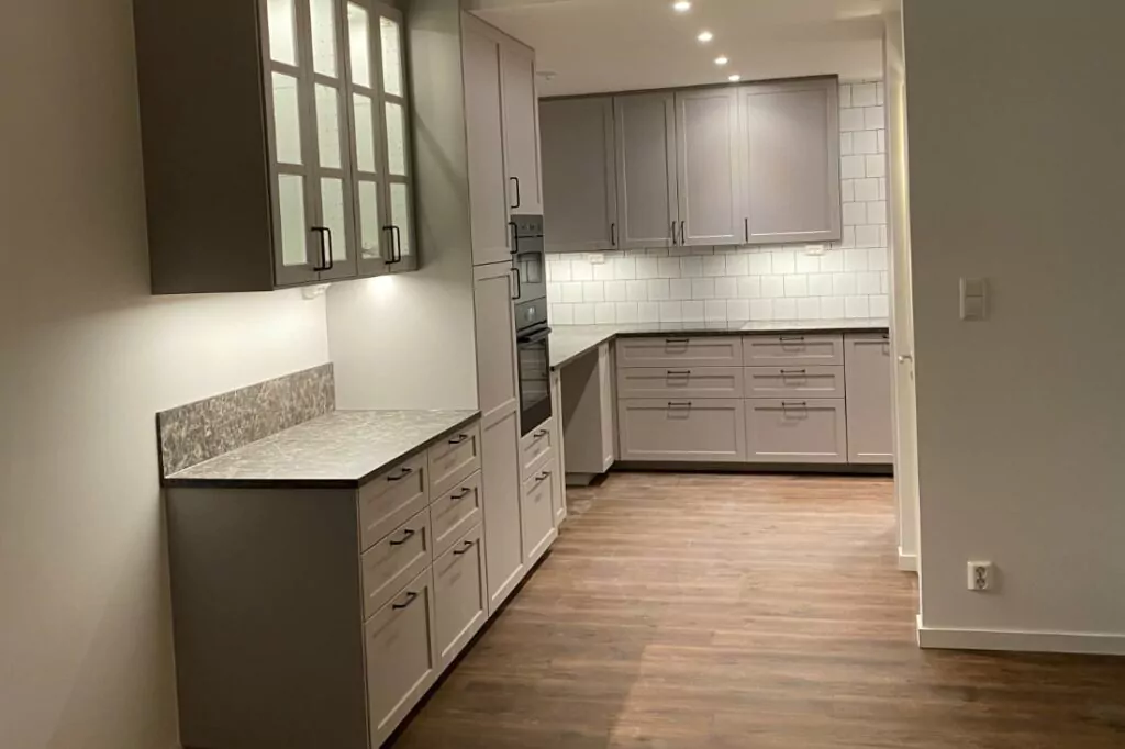 Ett kök har fått hjälp av tjänsten renovering Uppsala.