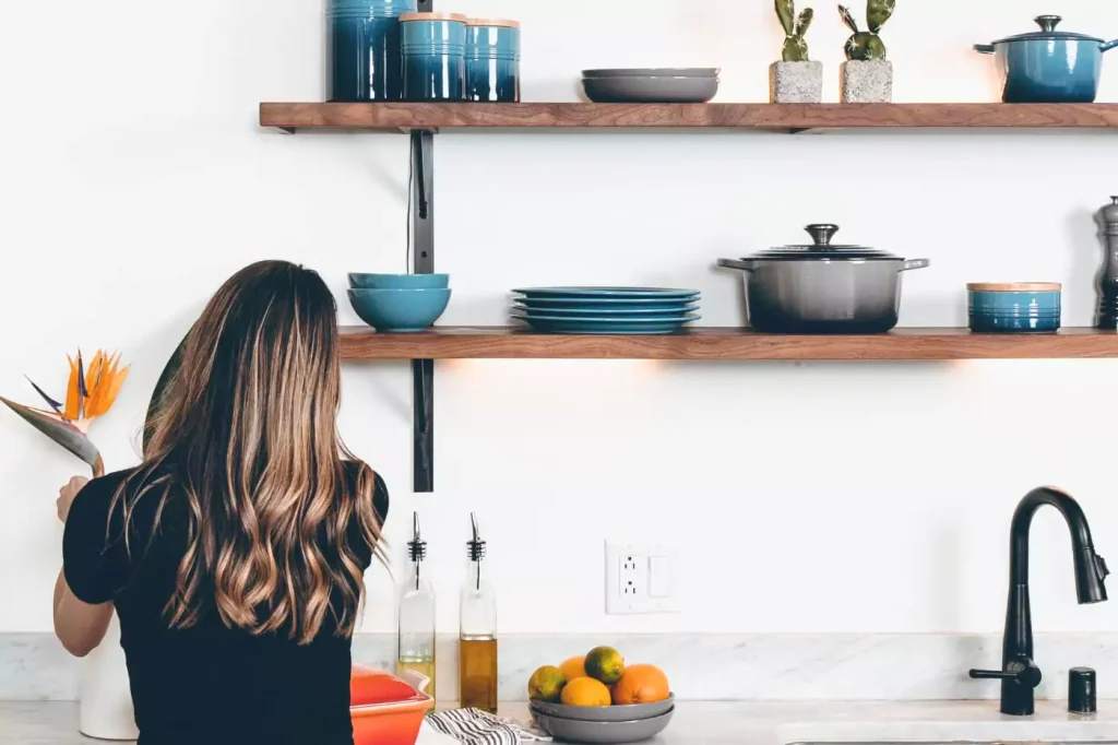 Hyllor som är renoverade i ett kök