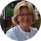 Carin Bergh Wideh med glasögon.