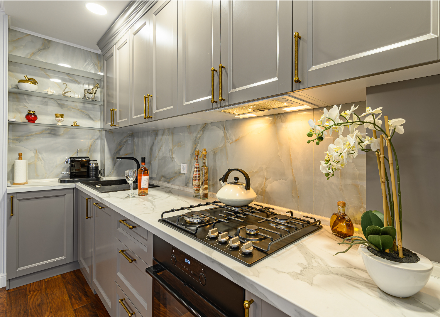 Ett renoverat kök i marmor.